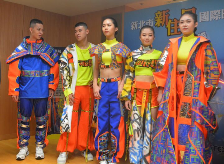 新北市「新住民國際時尚產學攜手培育計畫」25日宣布啟動，記者會中並安排服飾走秀。