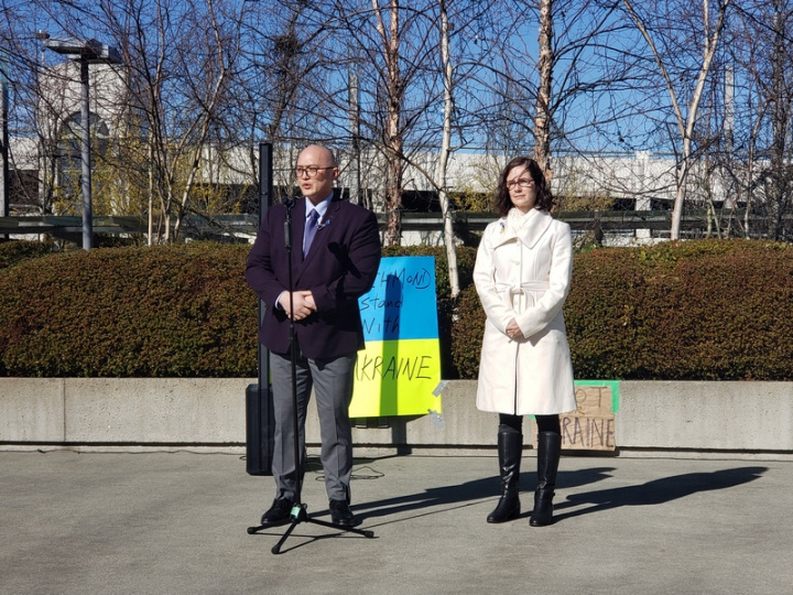 加拿大列治文市5日共約700人參與「列治文與烏克蘭站在一起」的集會。卑詩省台裔背景的省議員姚君憲（左）上台發表談話。