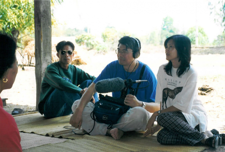 台灣國際紀錄片影展（TIDF）第13屆傑出貢獻獎頒發給長期投入紀錄片製作、研究與教育的資深導演李道明。圖為李道明（中）拍攝紀錄片「離鄉背井去打工」時情形。（TIDF提供）