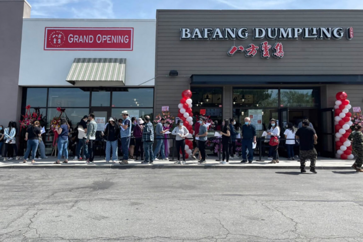 水餃鍋貼連鎖店八方雲集宣布進軍美國市場，近期已在南加州工業市開出首家門市。（八方雲集提供）