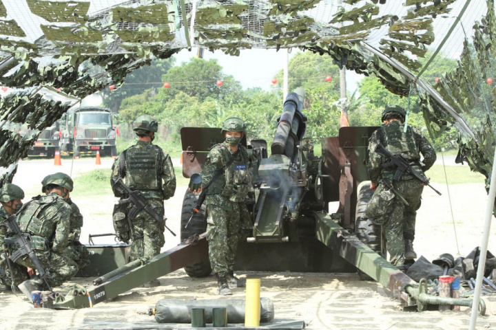 陸軍第八軍團砲兵營19日起在台南進行新制14天教育召集訓練，31日展示105榴砲聯合射擊操作訓練。