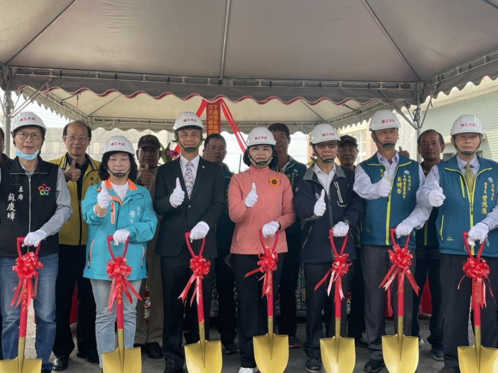 雲林縣政府14日在口湖鄉下崙海水統籌供應系統舉辦開工動土典禮，農委會副主委陳添壽（前排右3）和雲林縣長張麗善（前排右4）和雲林縣養殖漁業發展協會等人參與，盼工程如期如質完工。