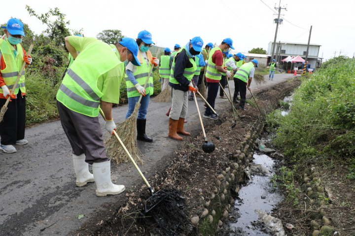 823水患嘉義縣布袋鎮東港里遭受嚴重水患，縣府發起「水患自主防災社區全民清溝活動」，當地100多名里民響應，27日一同清水溝。