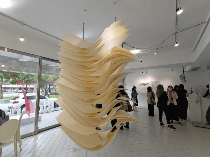 「Waltz華爾滋–雕塑三人展」將於5日起至4月24日在台北登場，展出3名雕塑藝術家一系列精彩作品，包含德國當代雕塑家格萊札（Angela Glajcar）以紙創作的新作MONTCANUS。