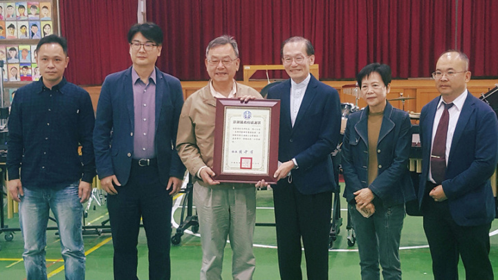 義大醫院院長杜元坤（右3）13日捐贈一批打擊樂器給馬公文澳國小，縣長賴峰偉（左3）、議長劉陳昭玲（右2）等人都到場，表達感謝，並回贈感謝狀。