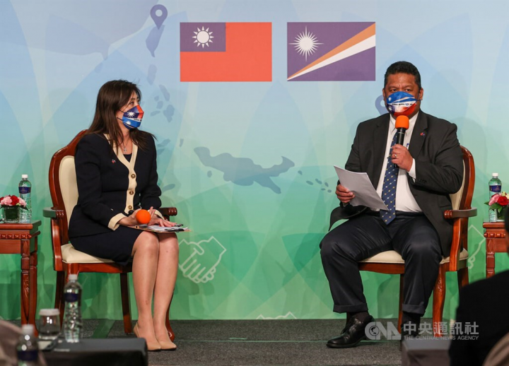 Marshall Islands Foreign Affairs and Trade Minister Casten Nemra (right) attends a press conference hosted by Ministry of Foreign Affairs spokesperson Joanne Ou (left) in Taipei Friday. CNA photo March 25, 2022