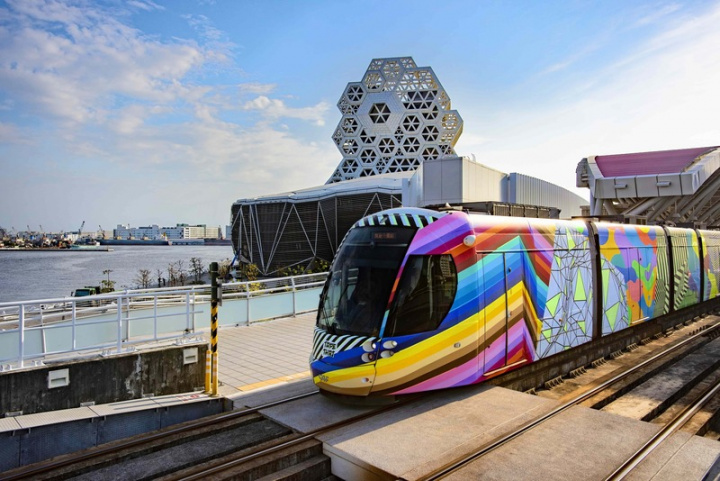 由德國柏林藝術團隊TAPE THAT及台灣團隊「瘋設計」為2022台灣燈會設計改裝的輕軌列車「微光流動」，以白天會吸光、晚上會發光的獨特蓄光膠帶，讓列車發出微光，獲2022美國頂尖的謬思設計大獎Muse Design Awards銀獎。（高雄市政府提供）