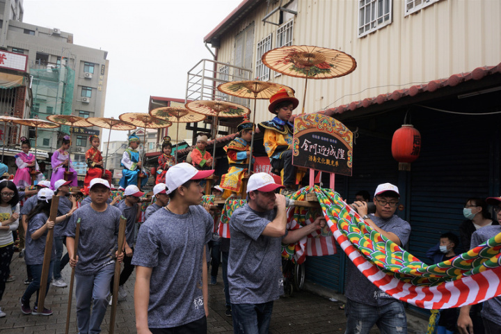 金門當地觀光重頭戲「浯島城隍文化觀光季」即將登場，金門縣政府特別高雄巨蛋國際旅展設立金門館，邀請民眾前來感受金門道地民俗風情。圖為2019年4月間「親子蜈蚣座」活動畫面。