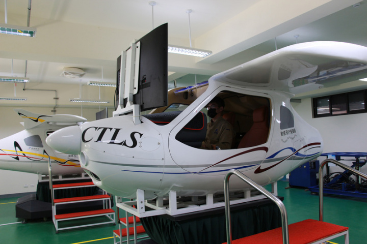 朝陽科大成立航空學院，校內興建的時選航空大樓11日啟用剪綵，大樓內設置多樣特色實驗室，希望為學子打造飛航圓夢基地，協助國內航空產業培育人才。