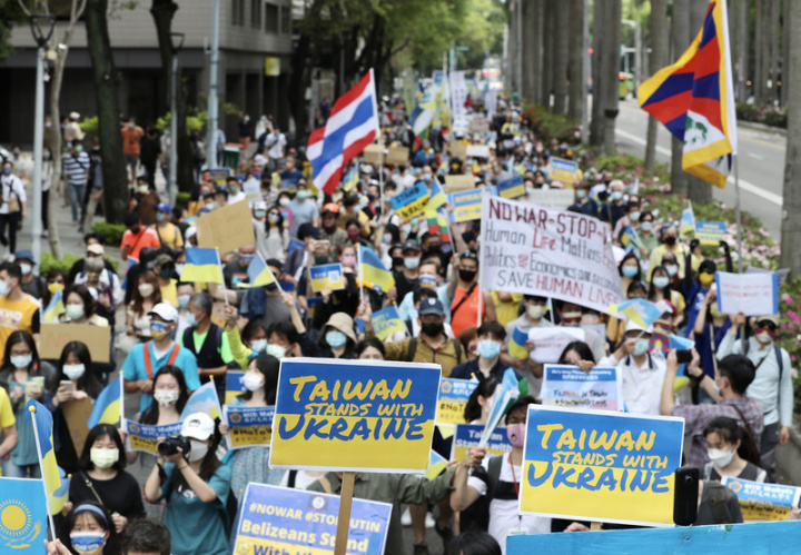 台灣聲援烏克蘭和平大遊行13日下午在台北大安森林 公園登場，與會民眾高舉標語、旗幟，呼籲大眾與烏 克蘭人民站在一起。
