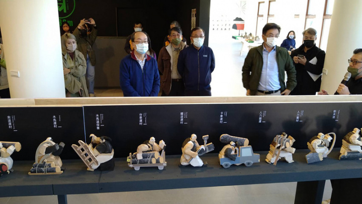 嘉義林管處2日發表創立台灣第1個森林品牌「森．2488」，並在阿里山入口轉運站設概念店，展出250種手作阿里山意象木製公仔，透過藝術創作讓遊客了解阿里山豐富自然與人文底蘊。