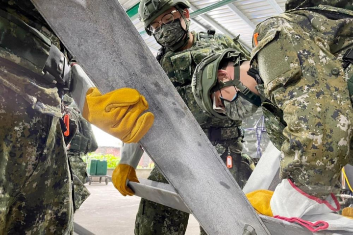 陸軍步兵257旅步4營「新制14天教育召集訓練」進行工事構築。（陸軍第十軍團提供）