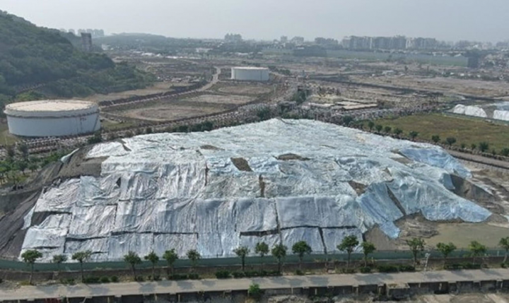 高雄市政府工務局6日發布新聞稿指出，中油高雄煉油廠需要整治的污染場址面積約169.5公頃，採分區整治，目前第1階段進行第3區整治，土壤堆置區的污染土以帆布或防塵布覆蓋，降低揚塵及異味飄散。（高雄市工務局提供）