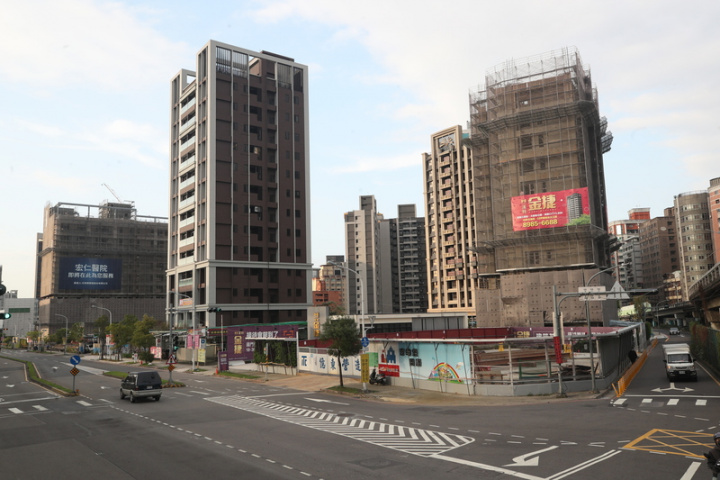 為抑制通膨，台灣央行睽違近11年啟動升息，房貸族壓力加劇。