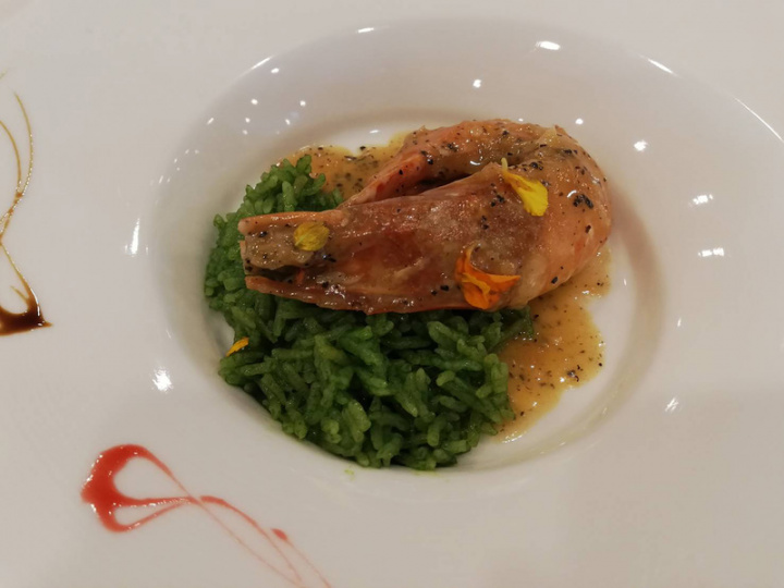 台北圓山大飯店首度推出香港水上人家的鮮美料理「蜑家菜」，12日起要帶領民眾用舌尖遊香港。其中「蜑家起司牛油松露蝦脆米」，是以台梗9號米酥炸成脆米，脆米與新鮮菠菜打成醬汁煨煮後，搭配新鮮酥炸大明蝦及松露、鵝肝熬煮而成的醬汁，濃郁鮮美。