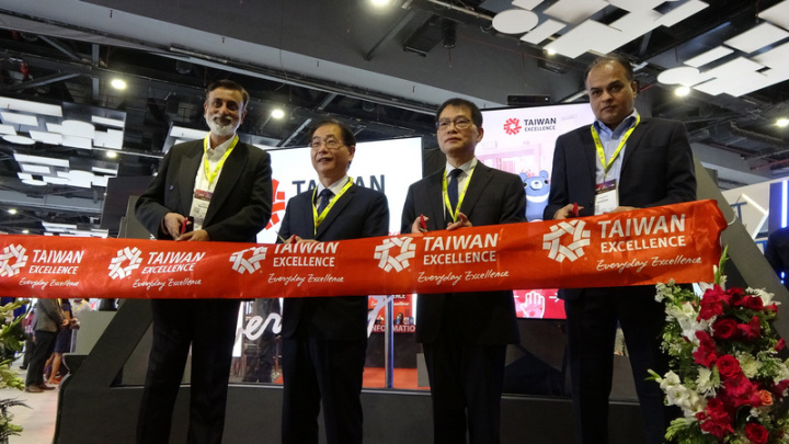 印度規模最大資通訊科技展Convergence India於23日在新德里登場，駐印度代表葛葆萱（左2）、印度資訊產業製造商公會（MAIT）執行長保羅（左）等人為台灣精品館主持剪綵。