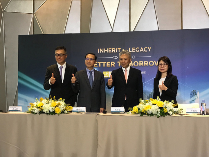 中國信託商業銀行擴大在東南亞的布局，成為泰國LHFG金融集團最大股東，中國信託銀行總經理陳佳文（左2）等高階主管親自到泰國，10日舉行說明記者會。