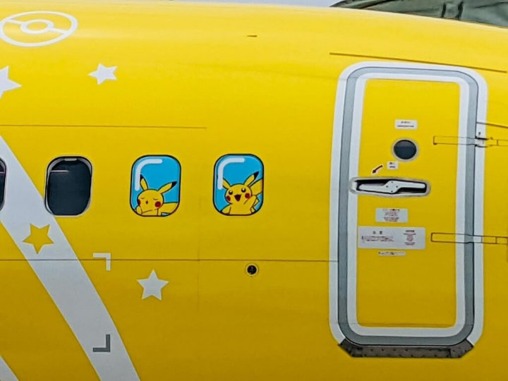 日本天馬航空（Skymark Airlines）的寶可夢皮卡丘彩繪機5日上午抵台，將進行保養維修，這架皮卡丘彩繪機主要飛行日本國內線往返沖繩。（桃園機場公司提供）