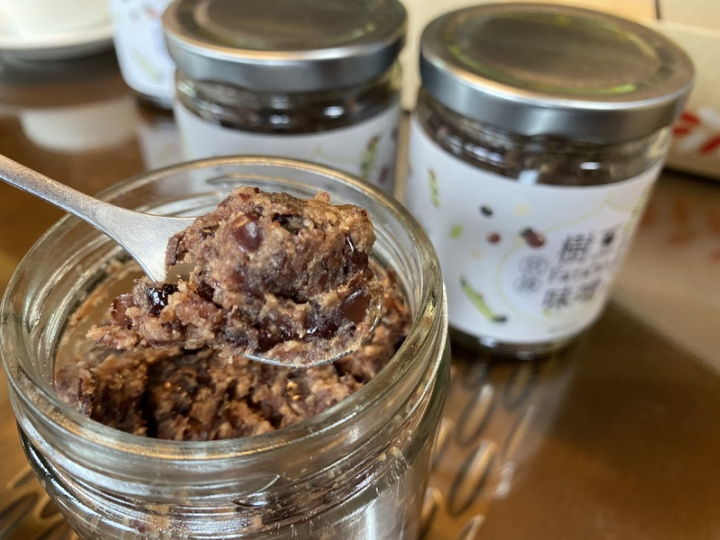 原住民傳統農作物樹豆製作成味噌，香氣足、營養豐富，口感、風味都讓人驚豔。