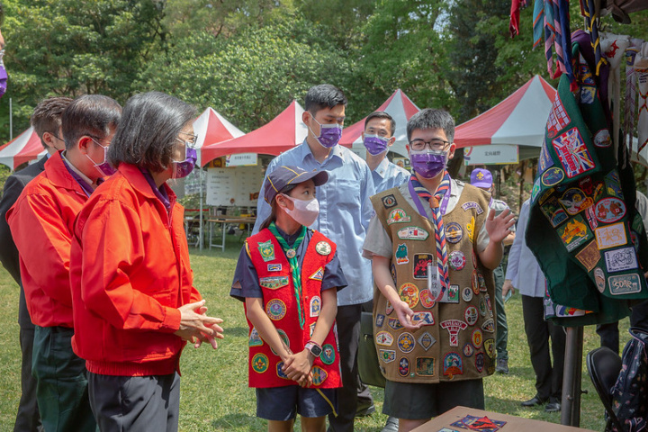  總統參觀「童軍總會第25、26屆成果展」，以及「和平使者計畫MOP」、「無具野炊」、「從布章看世界」、「全球 永續攜手童行」及「省力起重工程結構」等園遊會攤位