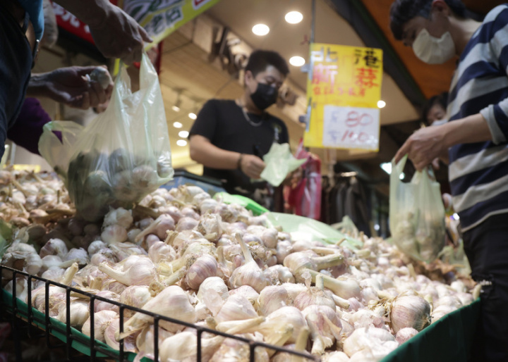 中華經濟研究院董事長曹添旺17日表示，據官方統 計，台灣自2021年第2季起，消費者物價指數（CPI） 漲幅持續超標逾2%，今年1月年增率高達2.84%，創近 9年新高，其中食品價格上漲最為明顯，使民眾對民 生消費價格波動感受特別強烈。圖為民眾在台北虎林 街菜市場採買。