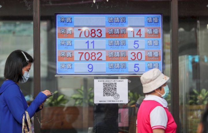 五月報稅季節將至，今年國稅局擴增手機報稅功能，增加編修撫養親屬、所得及扣除額資料功能，且行動支付也可繳稅。圖為民眾赴國稅局申報所得稅。 (圖：中央社)