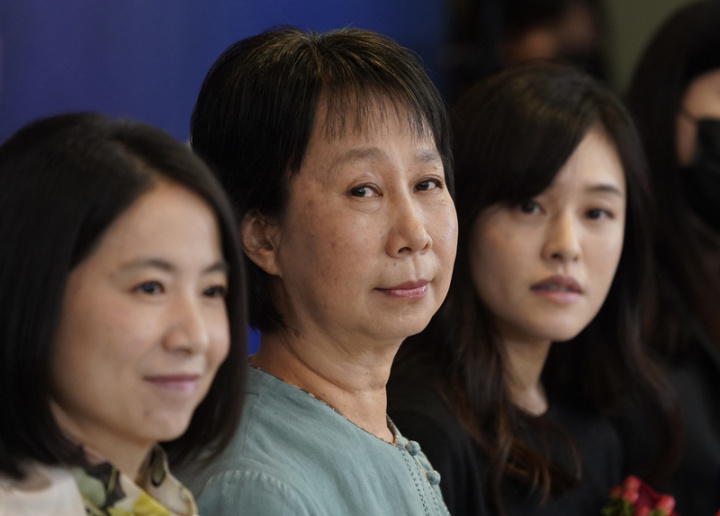 台灣萊雅和吳健雄基金會合作的「台灣傑出女科學家獎」26日在台北舉辦記者會，2022年最高榮譽「傑出獎」由中央研究院分子生物研究所特聘研究員李秀敏（中）獲得，「新秀獎」得主則為台灣大學分子與細胞生物學研究所副教授黃筱鈞（右）及中研院分生所副研究員薛雁冰（左）。