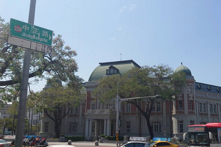 台南市政府規劃將湯德章紀念公園旁的中正路其中一段更名為湯德章大道，現在台灣文學館所在地則設為湯德章大道1號。