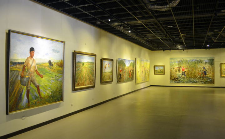 藝術家莊玉明3月2日至20日在嘉義縣梅嶺美術館舉辦「鄉野四季60油畫創作展」，畫作滿溢嘉義鄉村印象。