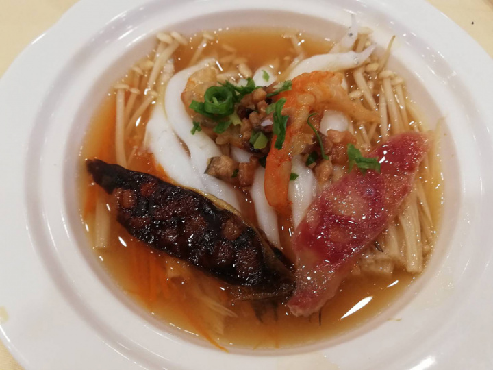 台北圓山大飯店首度推出香港水上人家的鮮美料理「蜑家菜」，12日起，由來自香港的金龍餐廳主廚許耀光獻上30道佳餚，其中，「漁村蒸三寶」是漁村招牌菜，其中所需的蝦乾要泡12小時以上，保留漁家懷舊的傳統風味。