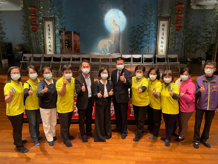 教育部學生事務及特殊教育司專門委員鄭文瑤及高肇良先生與彰化縣校外會督導和春暉志工團隊合影