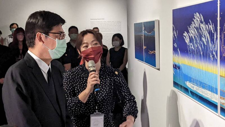 2022高雄獎頒獎典禮20日在高雄市立美術館舉行，首獎得主李屏宜（前右）向高雄市長陳其邁（前左）介紹作品「呼吸：風景」。