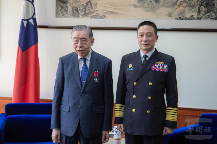 海軍司令劉志斌上將頒贈李理事長「一星海績獎章」。