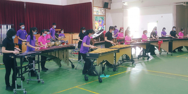 義大醫院院長杜元坤13日捐贈一批打擊樂器給馬公文澳國小，甫獲全國音樂特優的文澳國小打擊樂團與馬公國中與高中等也現場表演獲獎的曲目，贏得滿場掌聲。