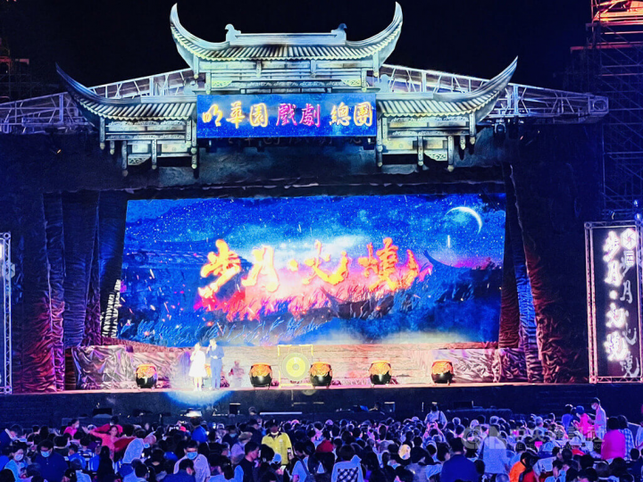 明華園戲劇總團演繹在屏東客庄發生的史詩故事，詮釋屏東重要歷史印記，26日在千禧公園上演六堆歷史大戲「步月．火燒」，現場座無虛席。