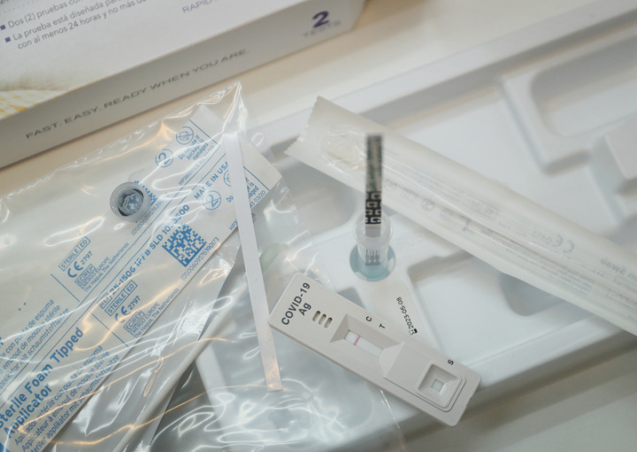 指揮中心規劃，COVID-19檢測主力可能從PCR轉為家用快篩，快篩準確度是關鍵。衛福部食藥署表示，目前核准的家用快篩試劑準確度皆達標，且經抽測皆可檢出Omicron變異株。