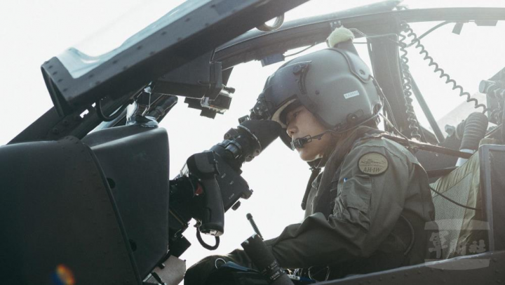 駕駛AH-1W的陳品棻少校