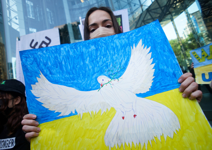 在台烏克蘭人與台灣人權促進會等團體1日到莫北協駐台代表處前舉行記者會，到場聲援烏克蘭的民眾手繪和平鴿海報，盼俄羅斯停止對烏克蘭的軍事攻擊。