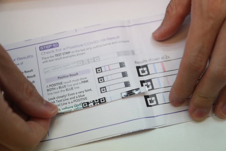 檢測目前是否感染的抗原快篩試劑，躍居檢測第一線，快篩準確度受到重視。衛福部食藥署表示，目前核准的家用快篩試劑準確度皆達標，且經抽測皆可檢出Omicron變異株。