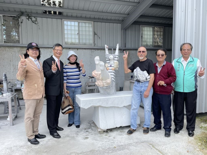 Joseph Visy (third right) and Horng Sheng Marble Enterprise Co. Ltd. Chairman Lin Kao-jung (second right) pose with officials and visitors to his studio on Friday. 