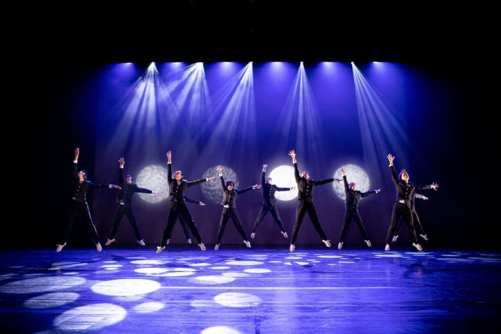 舞蹈空間舞團和日本全男舞蹈團體「東京鷹」睽違12年，再度攜手合作推出影像版「月球水2.0」，影像突破藝術慣性，結合搞笑戲劇的漫畫式演出，也為線上錄播創造了新視野。（兩廳院提供）