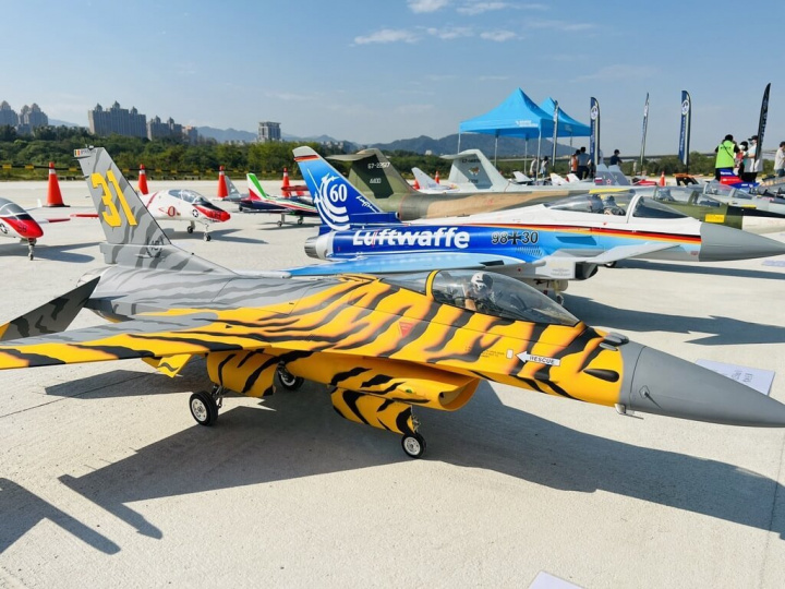 位於新北市樹林區的後村堰遙控飛機場14日正式啟用，現場排滿各種飛機縮小版的定翼型遙控飛機，有如小型飛航展。（新北市政府高灘地工程管理處提供）