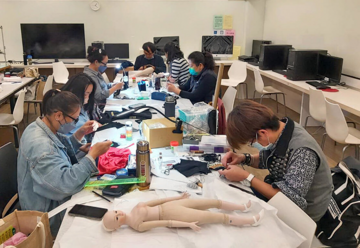 新北市原民局與輔仁大學合辦4梯次「傳統服飾娃娃工作坊」，局長羅美菁受訪表示，希望透過工作坊DIY體驗，讓民眾認識原住民傳統文化與服飾之美。（新北市原民局提供）