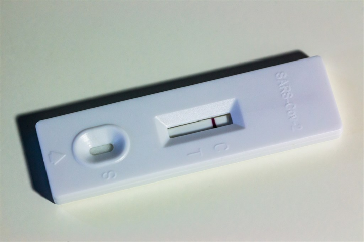 台灣COVID-19本土疫情升溫，多條病毒傳播鏈感染源待釐清，指揮中心宣布強化社區監測，增加發放公費家用快篩試劑的診所數量。（示意圖／圖取自Pixabay圖庫）