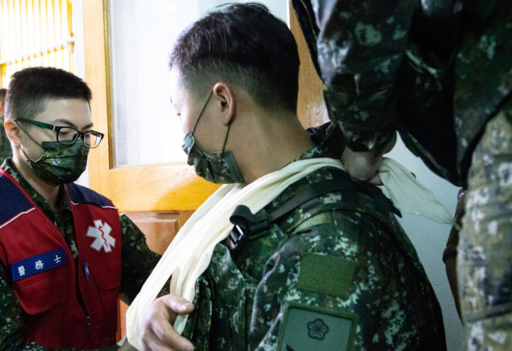 新制教召第3天，陸軍第6軍團步兵第206旅加強「戰傷急救」訓練，召員學習三角巾包紮。（軍聞社提供）