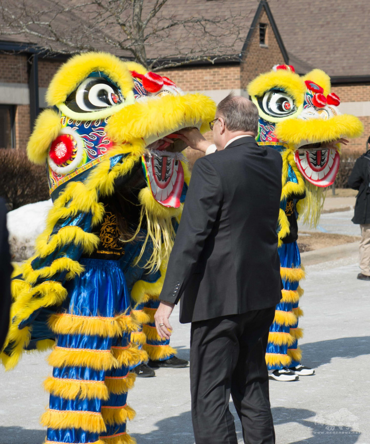 東密西根大學校長詹姆士史密斯依循傳統習俗「餵紅包」，為安娜堡臺灣華語文中心的正式成立，討個好彩頭