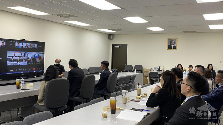 童振源以視訊和祁沁萍進行線上揭牌