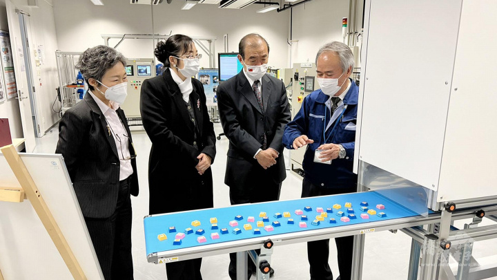 FAIS機器人技術中心田中雅人部長(右1)向陳銘俊處長(右2)及鄒幼涵顧問(左2) 介紹自動化設備