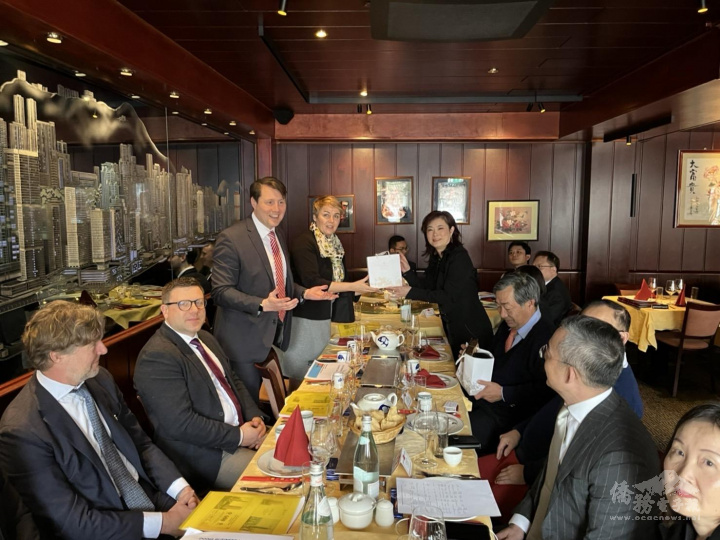 荷蘭臺商會會長林婉叡接受Pedersen & Partners公司創辦人Ms.Baltram的饋贈 