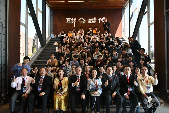 與會人員大合影，羅美玲立法委員（左3）、呂元榮副委員長（左4）與何瑞萍代表（右4）